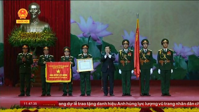 Truong Tan Sang à la remise du titre de Héros du Travail à la Banque militaire - ảnh 1